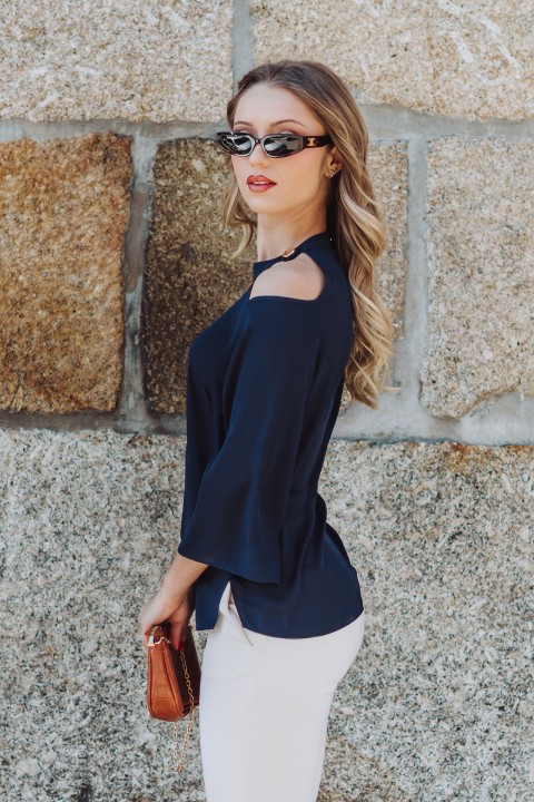 Blouse with open shoulders