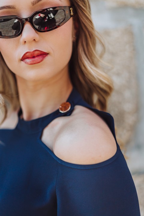 Blouse with open shoulders
