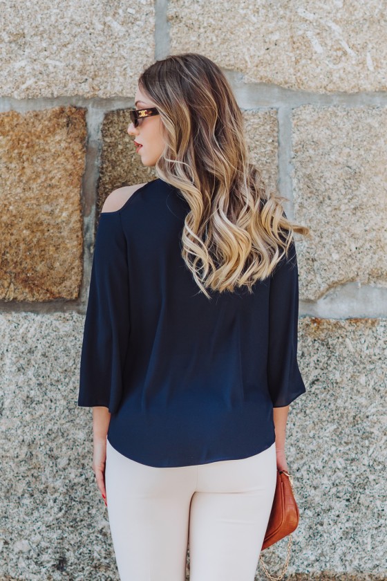 Blouse with open shoulders