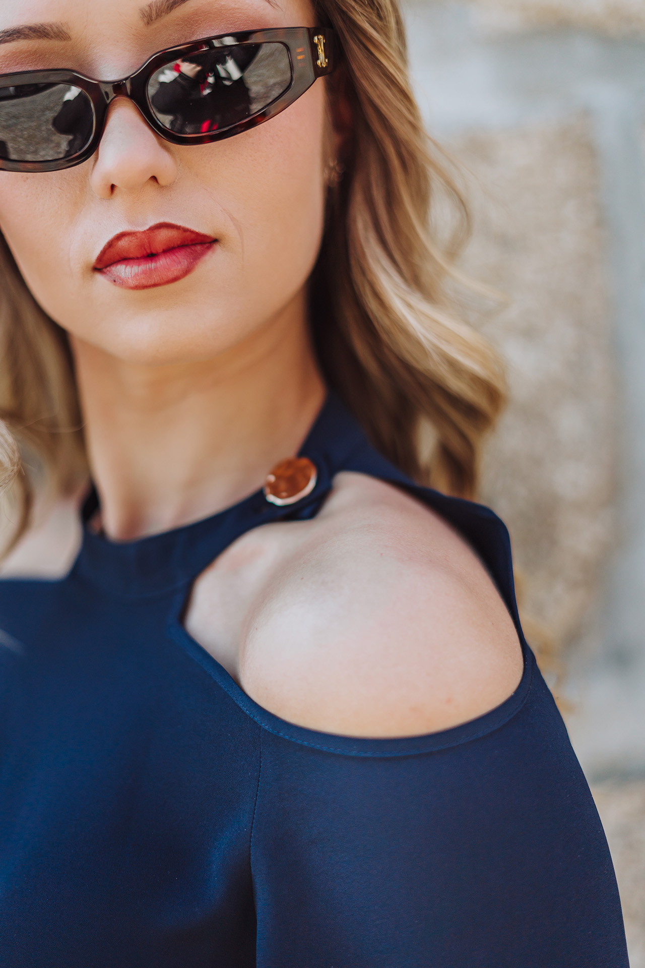 Blouse with open shoulders