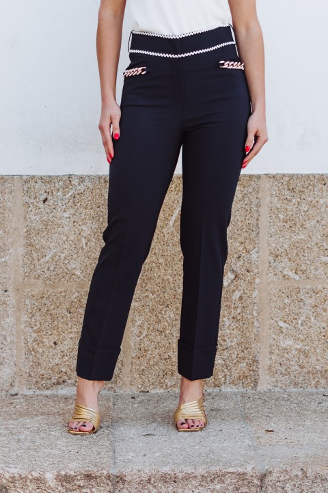 Pantalones con cadena dorada