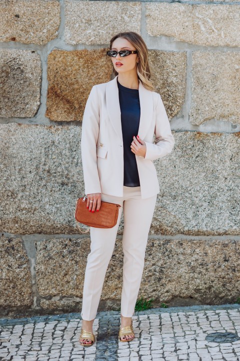 Blouse with open shoulders