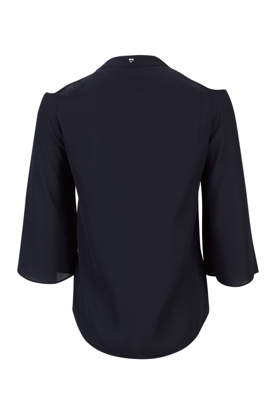 Blouse with open shoulders
