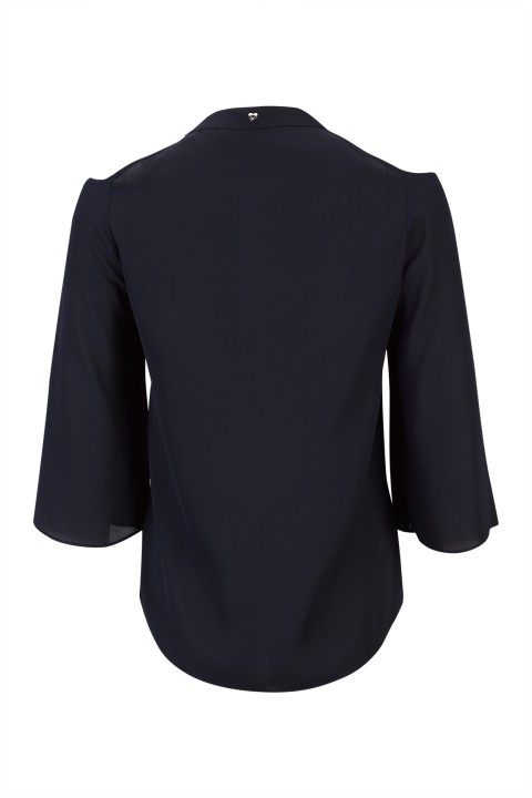 Blouse with open shoulders