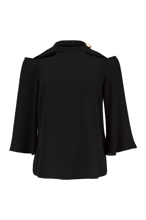 Blouse with open shoulders