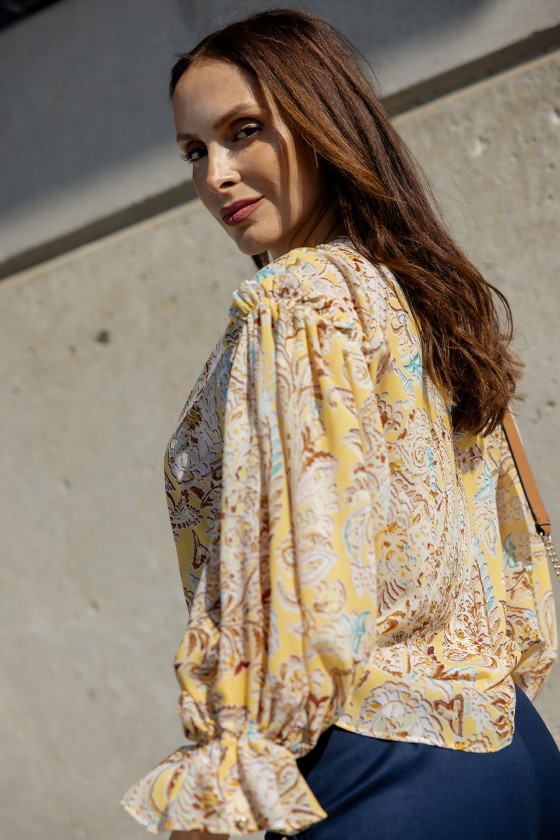 Blouse with balloon sleeves