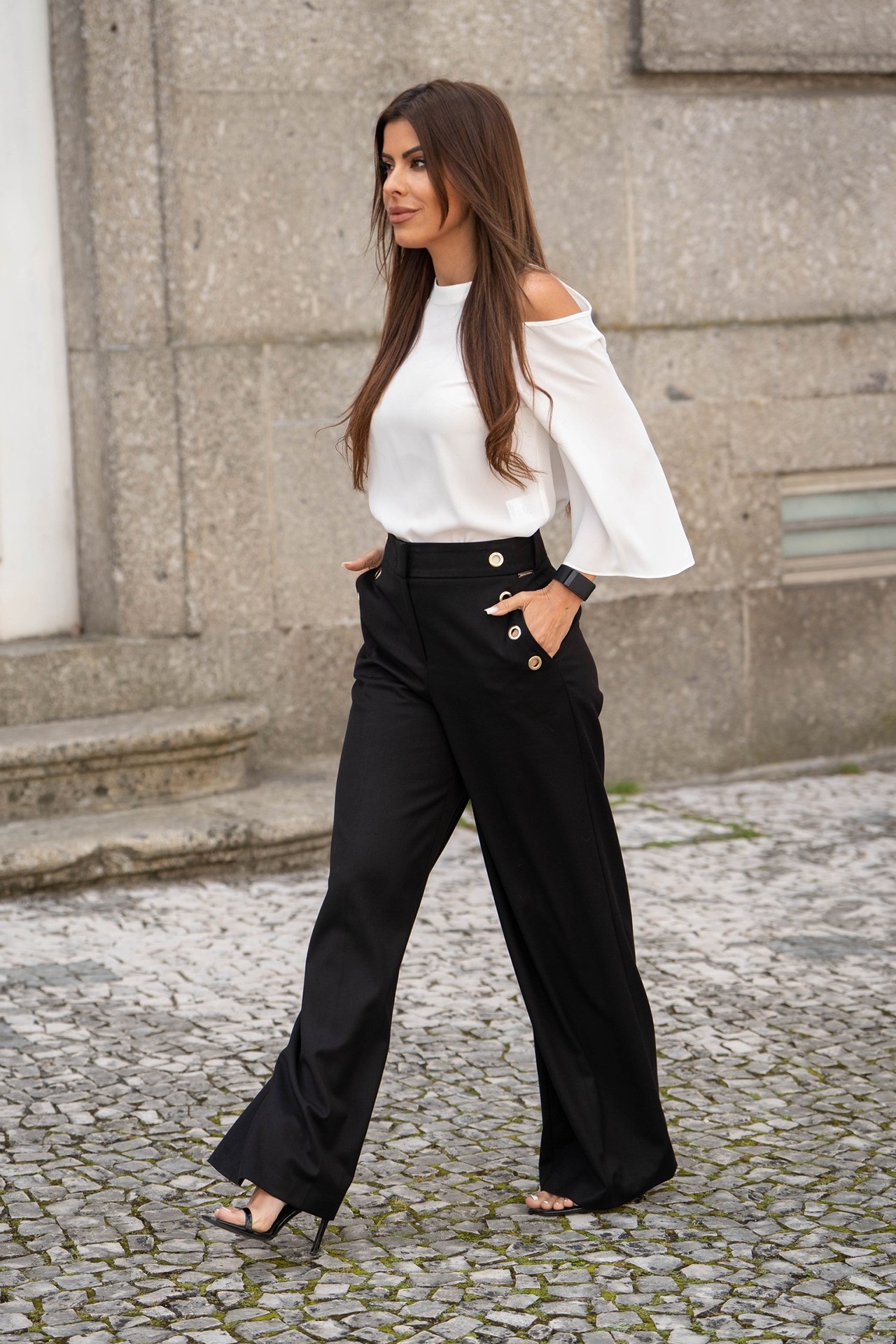 Blouse with open shoulders