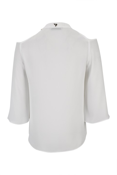 Blouse with open shoulders
