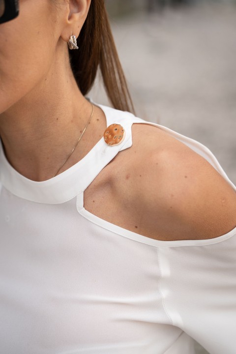 Blouse with open shoulders