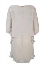 Vestido de alas e folhos