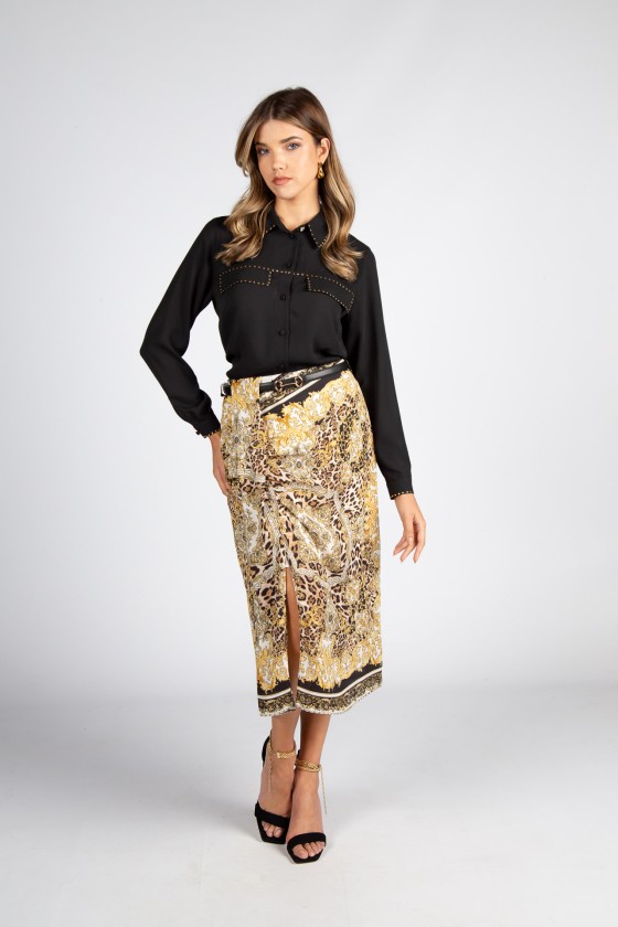 Blusa con tachuelas doradas