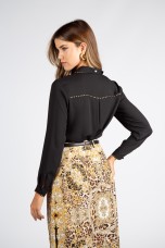 Blusa com tachas douradas