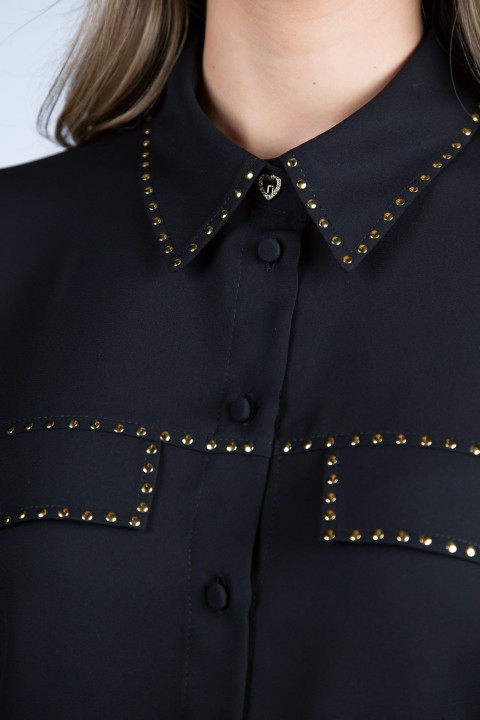 Blusa com tachas douradas