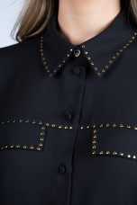 Blusa com tachas douradas