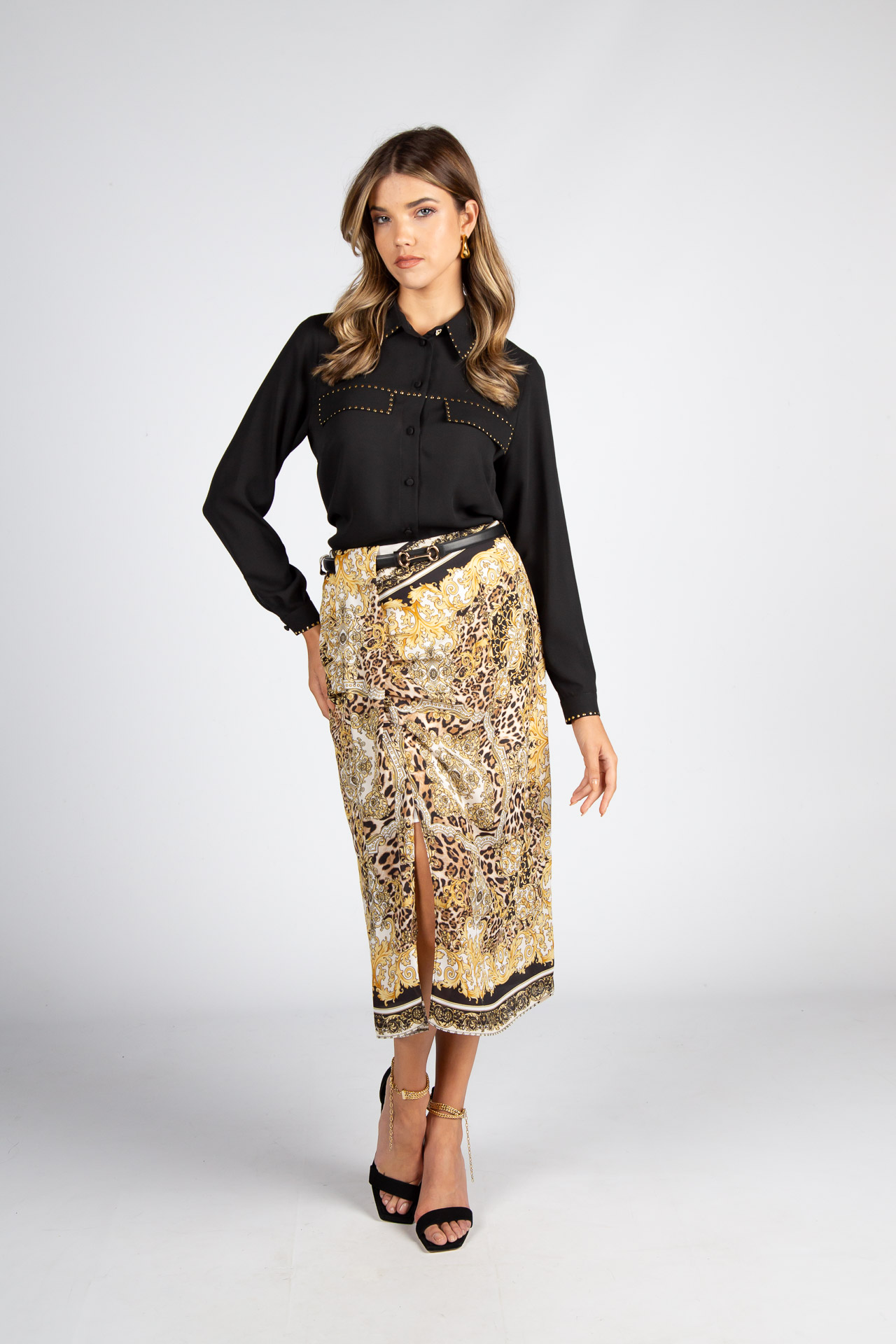 Blusa con tachuelas doradas