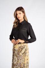 Blusa com tachas douradas