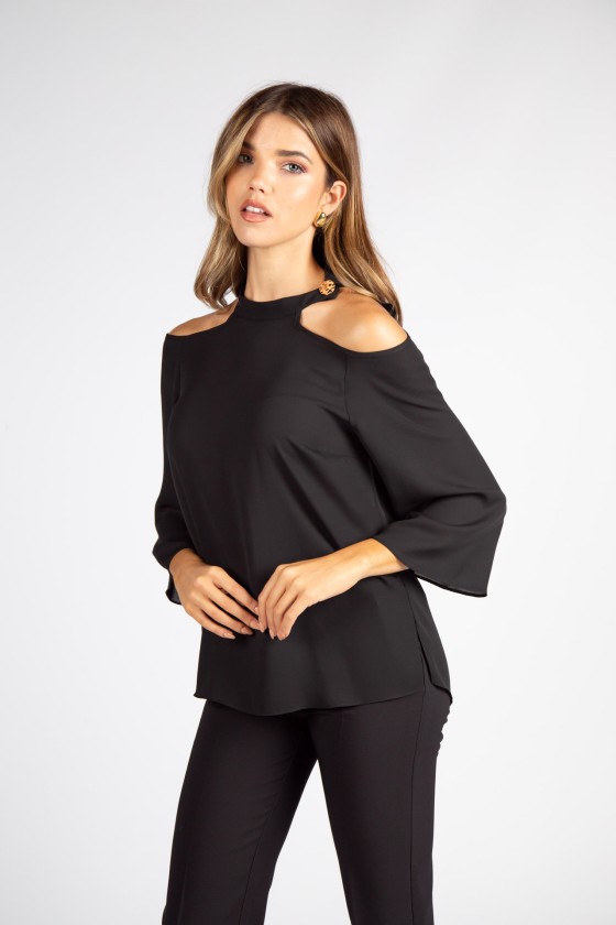 Blouse with open shoulders