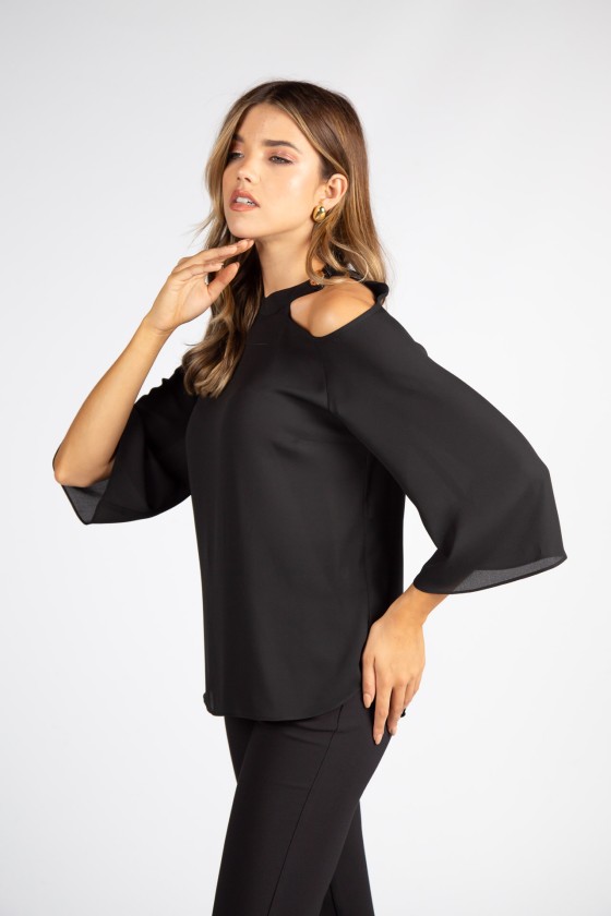 Blouse with open shoulders