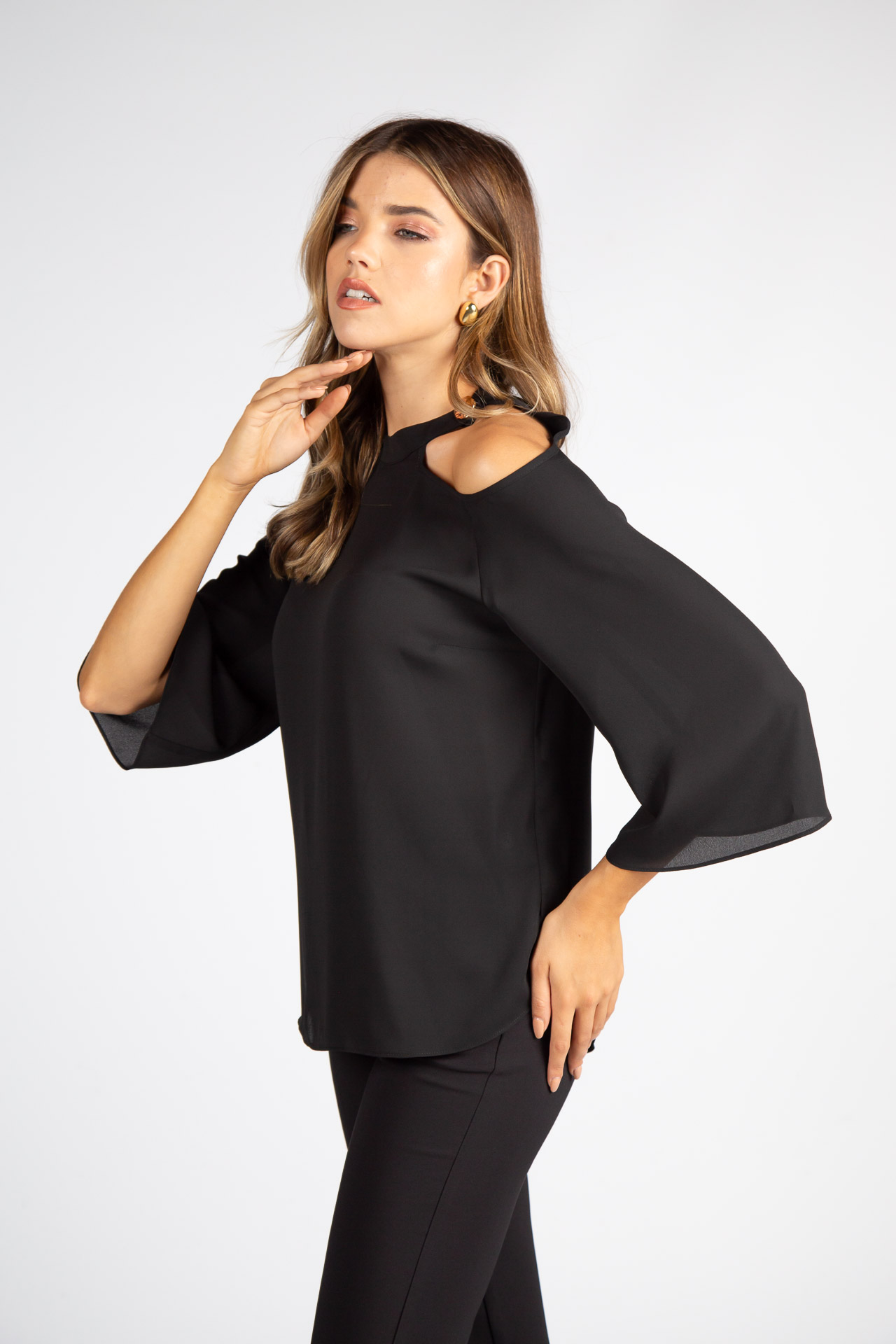 Blouse with open shoulders