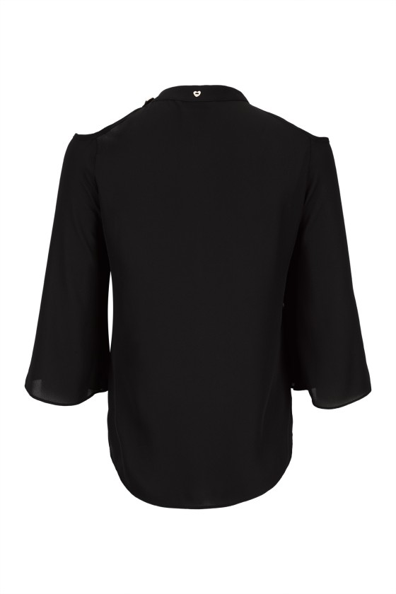 Blouse with open shoulders