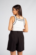 Top con detalles en contraste