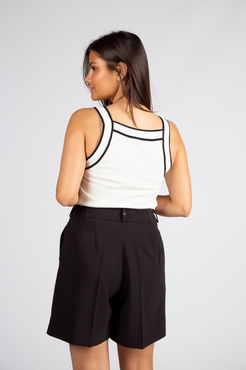 Top with contrasting details Top with contrasting details