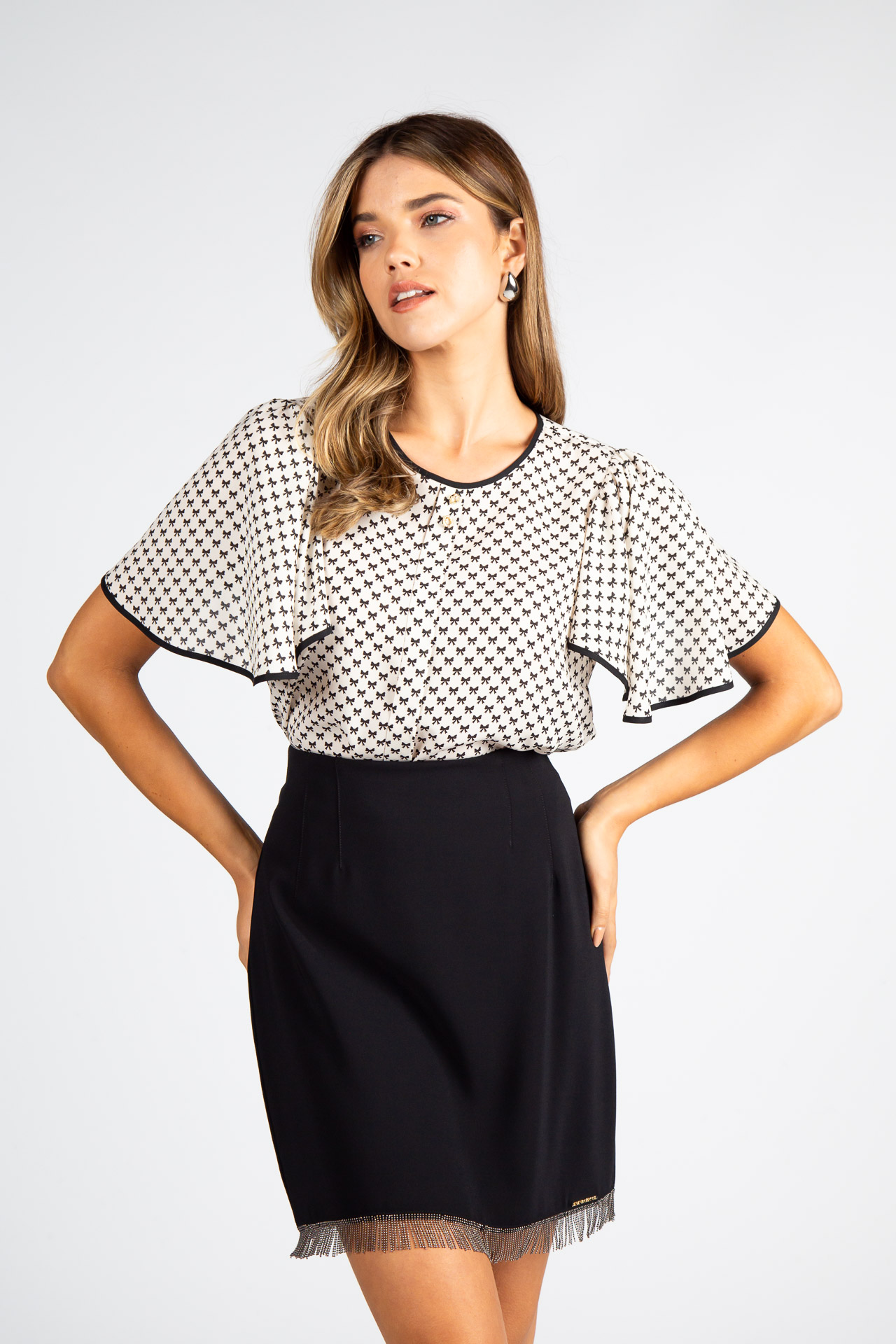 Short-sleeved blouse