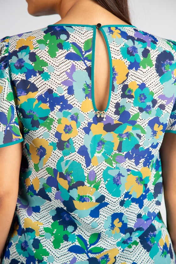 Short-sleeved blouse