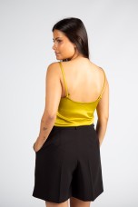 Top de alas com botes forrados