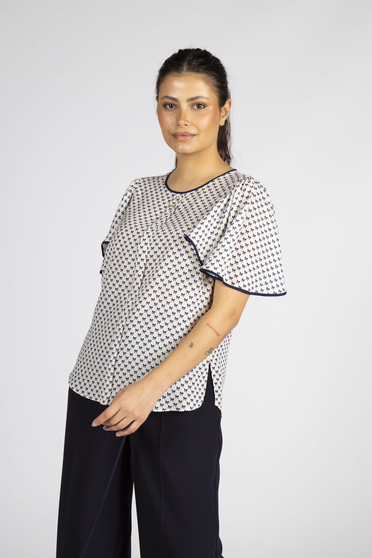 Short-sleeved blouse