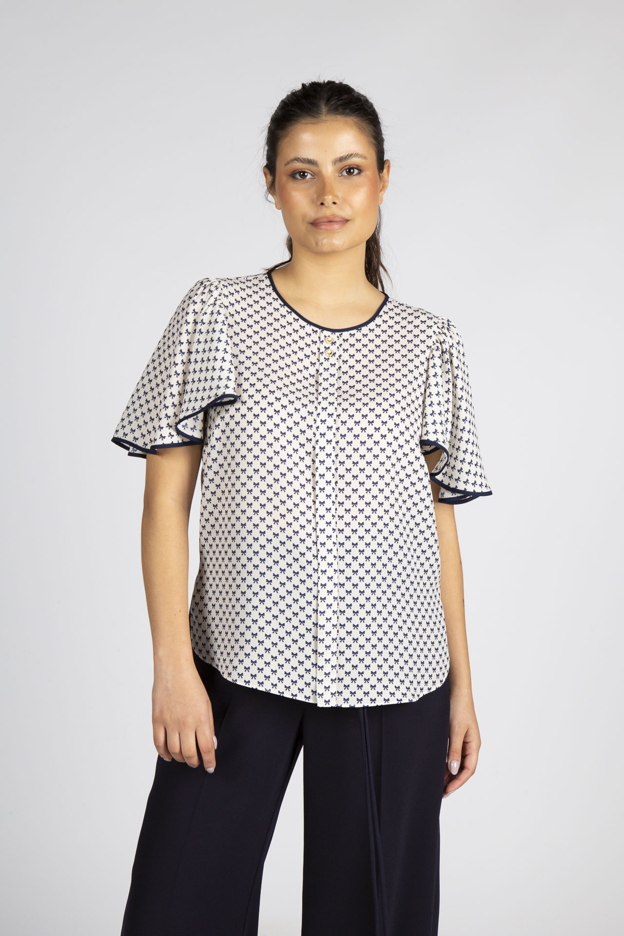 Short-sleeved blouse
