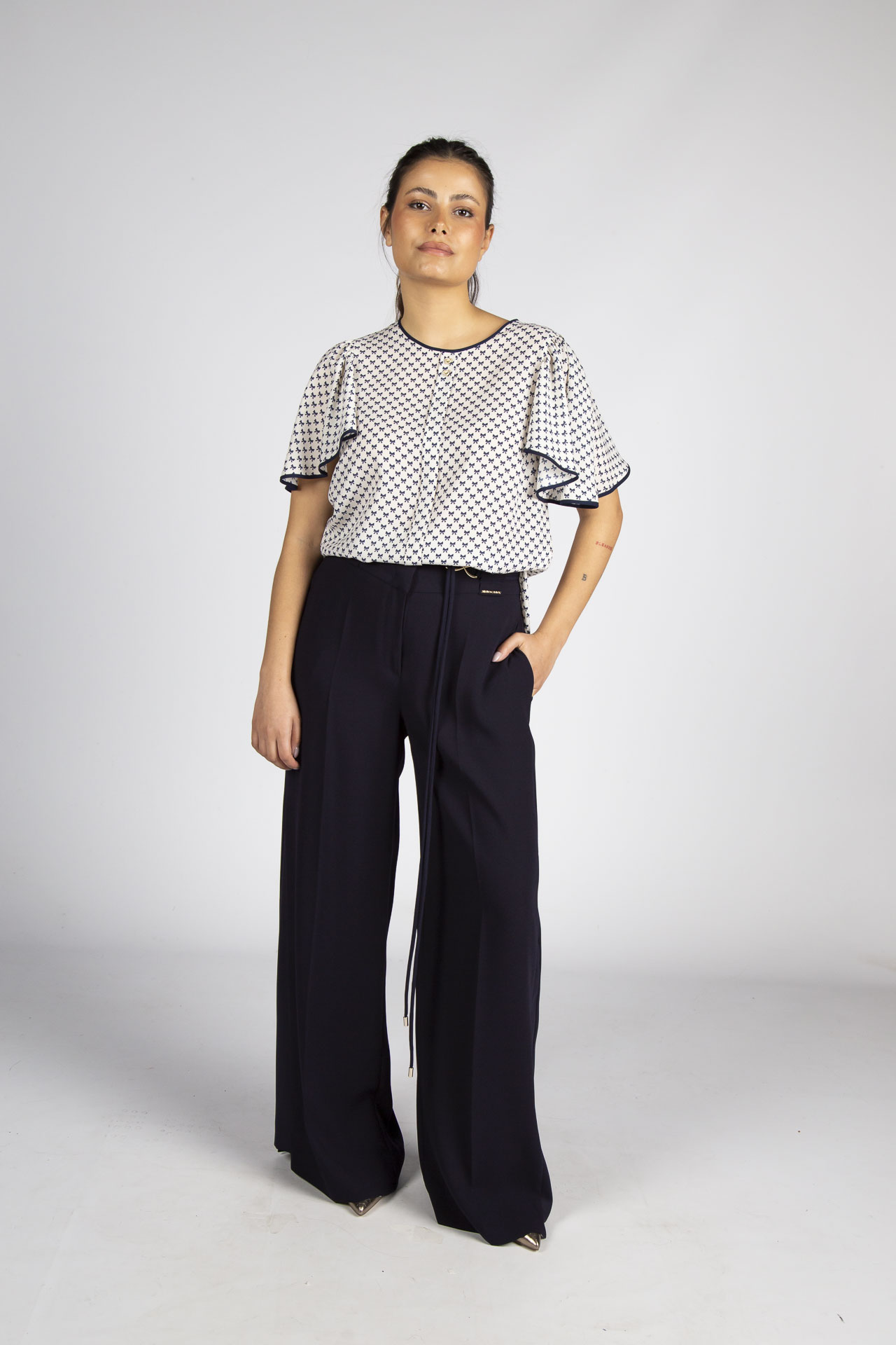 Short-sleeved blouse