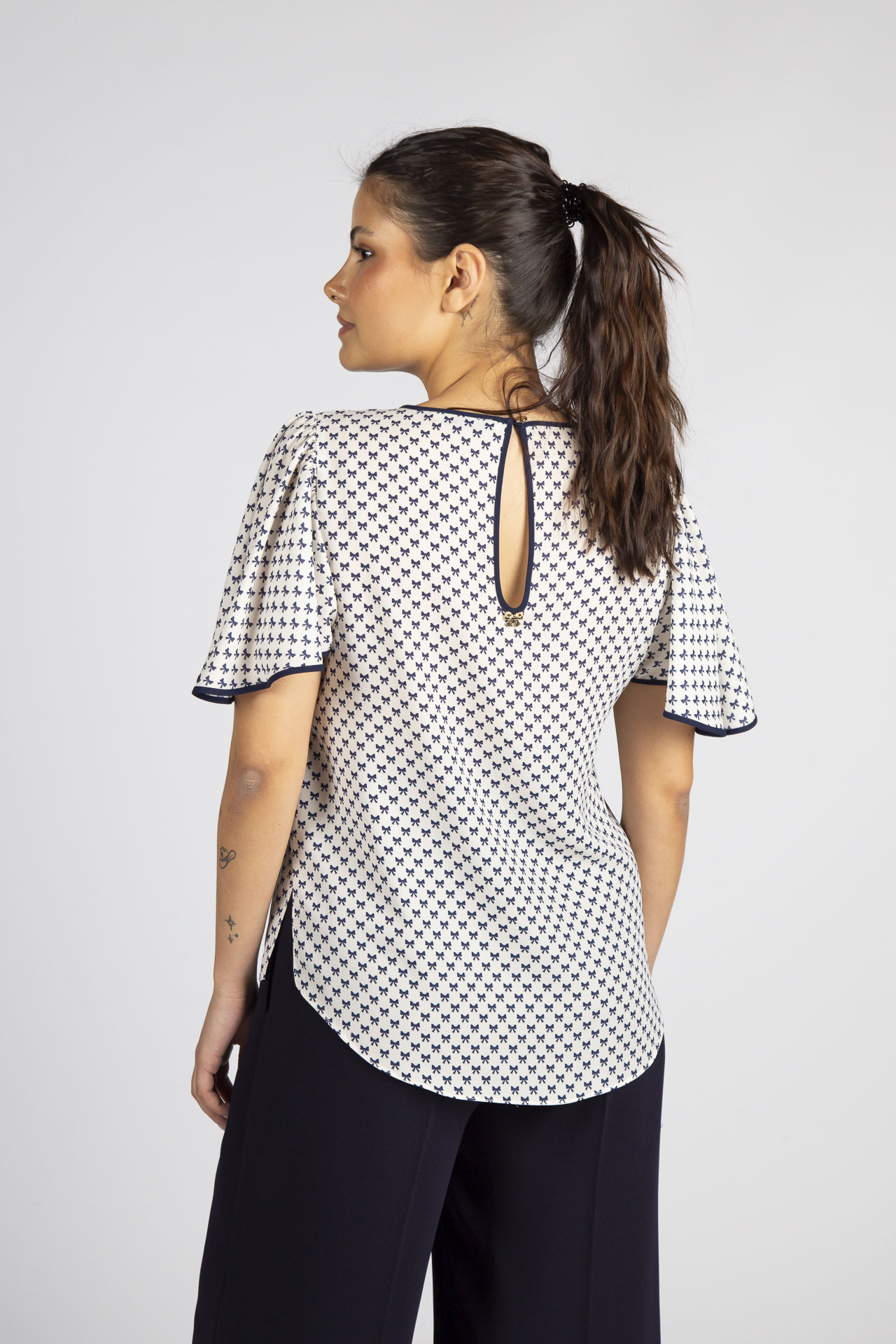 Short-sleeved blouse