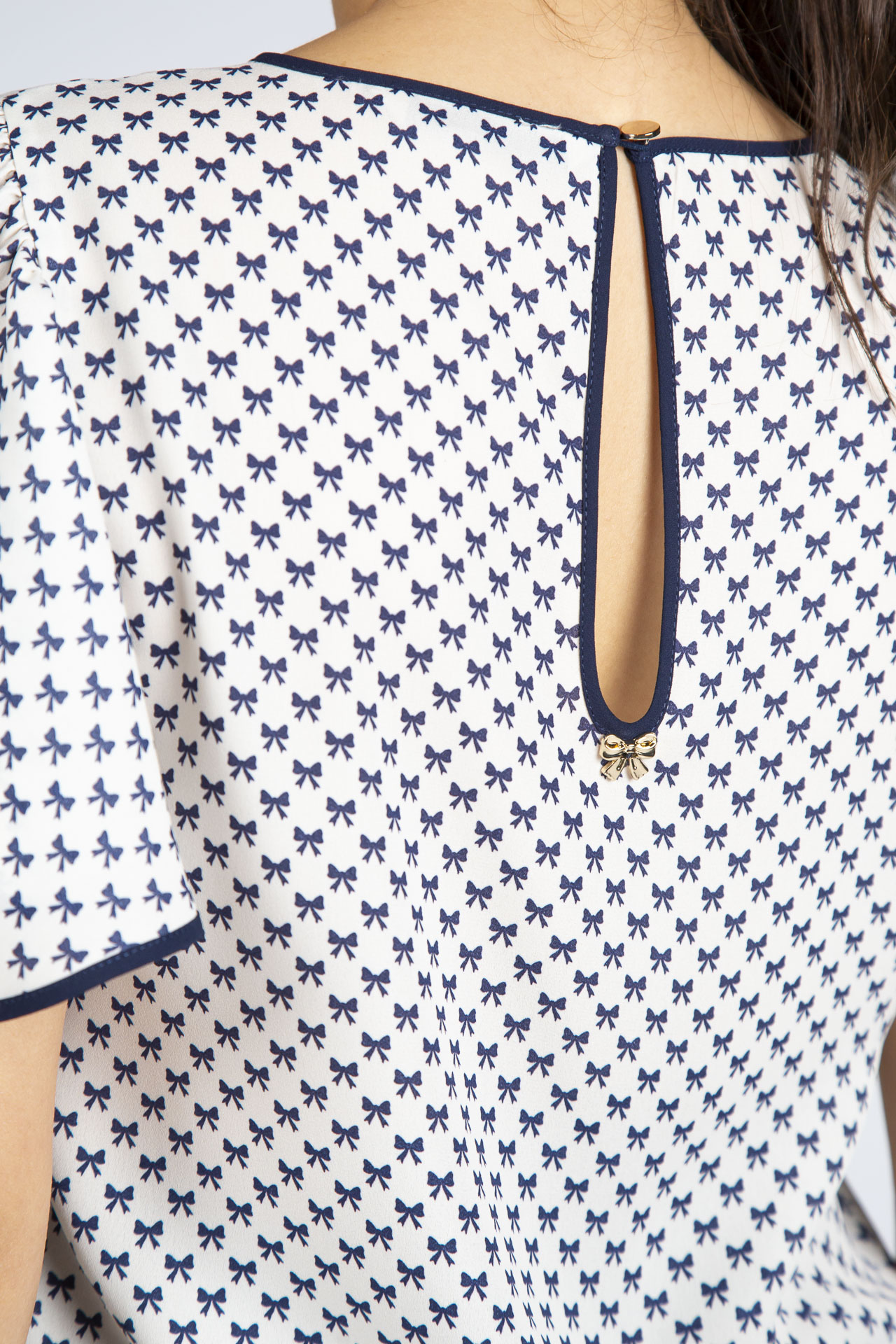 Short-sleeved blouse