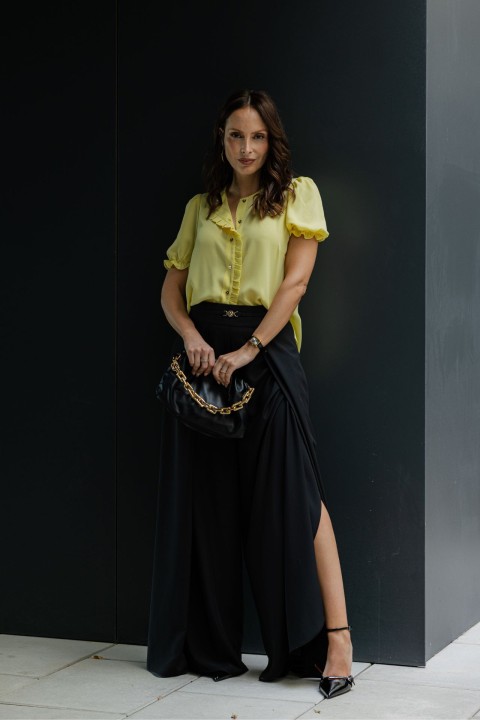 Short-sleeved blouse