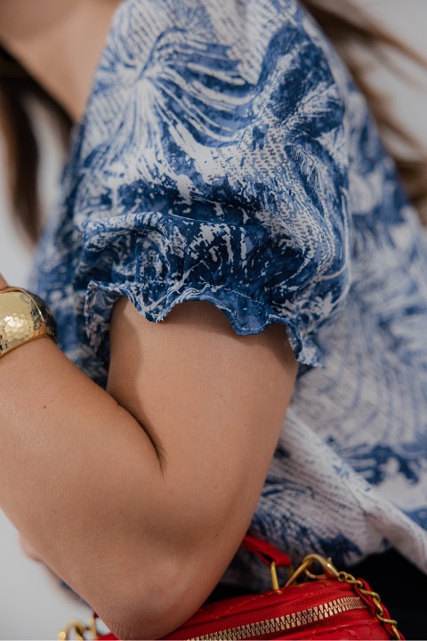 Short-sleeved blouse