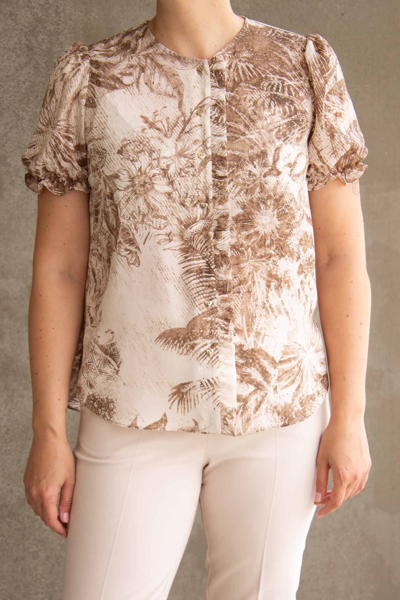 Short-sleeved blouse