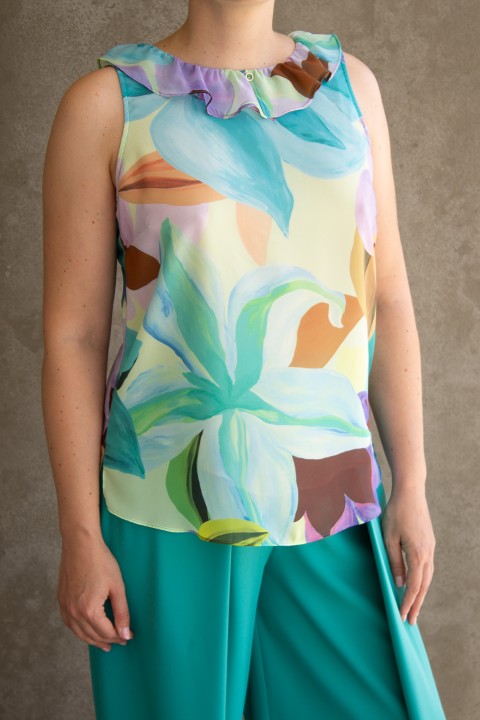 Sleeveless top with ruffle