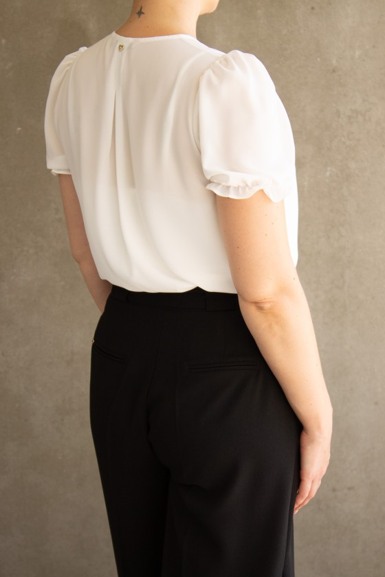 Short-sleeved blouse