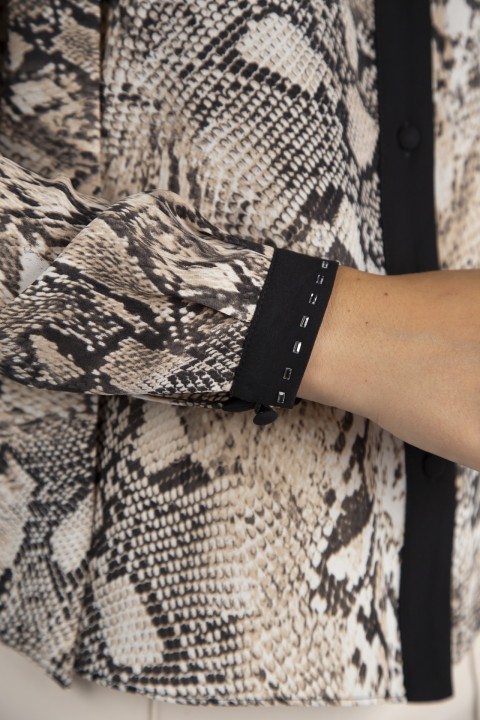 Blusa con escote en V y lazada