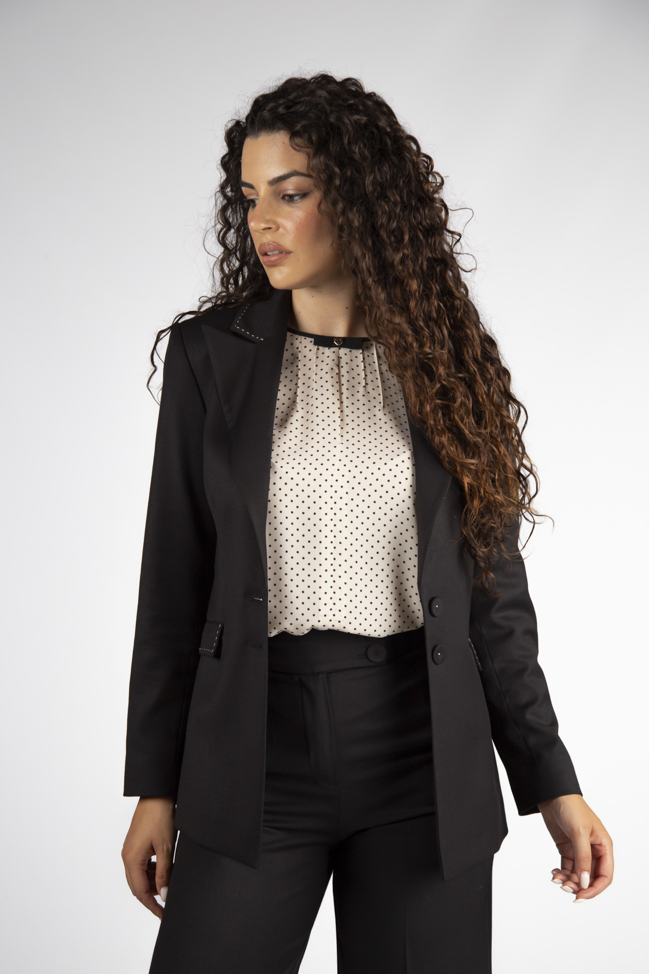Contrasting topstitching detail blazer