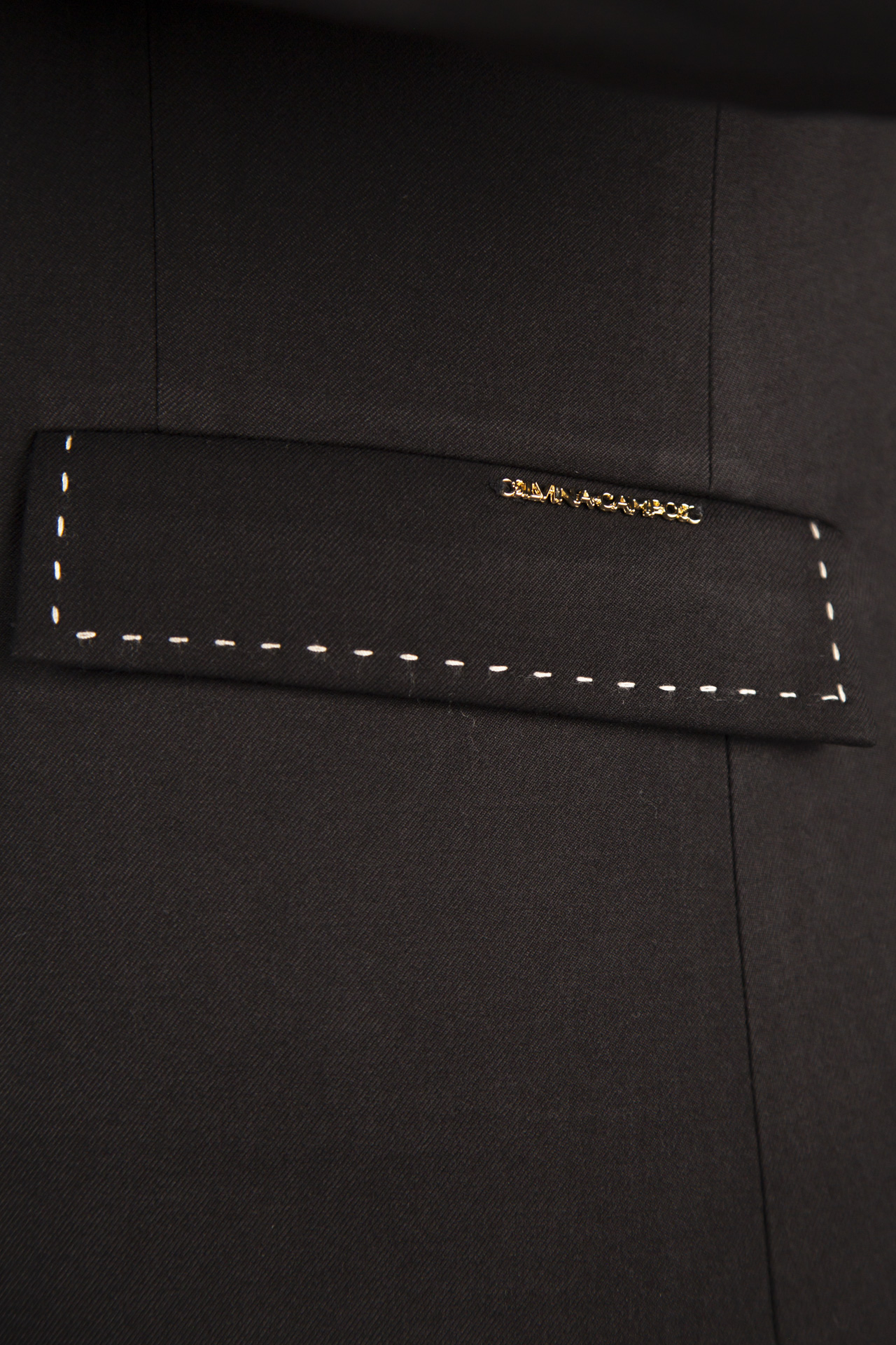 Contrasting topstitching detail blazer