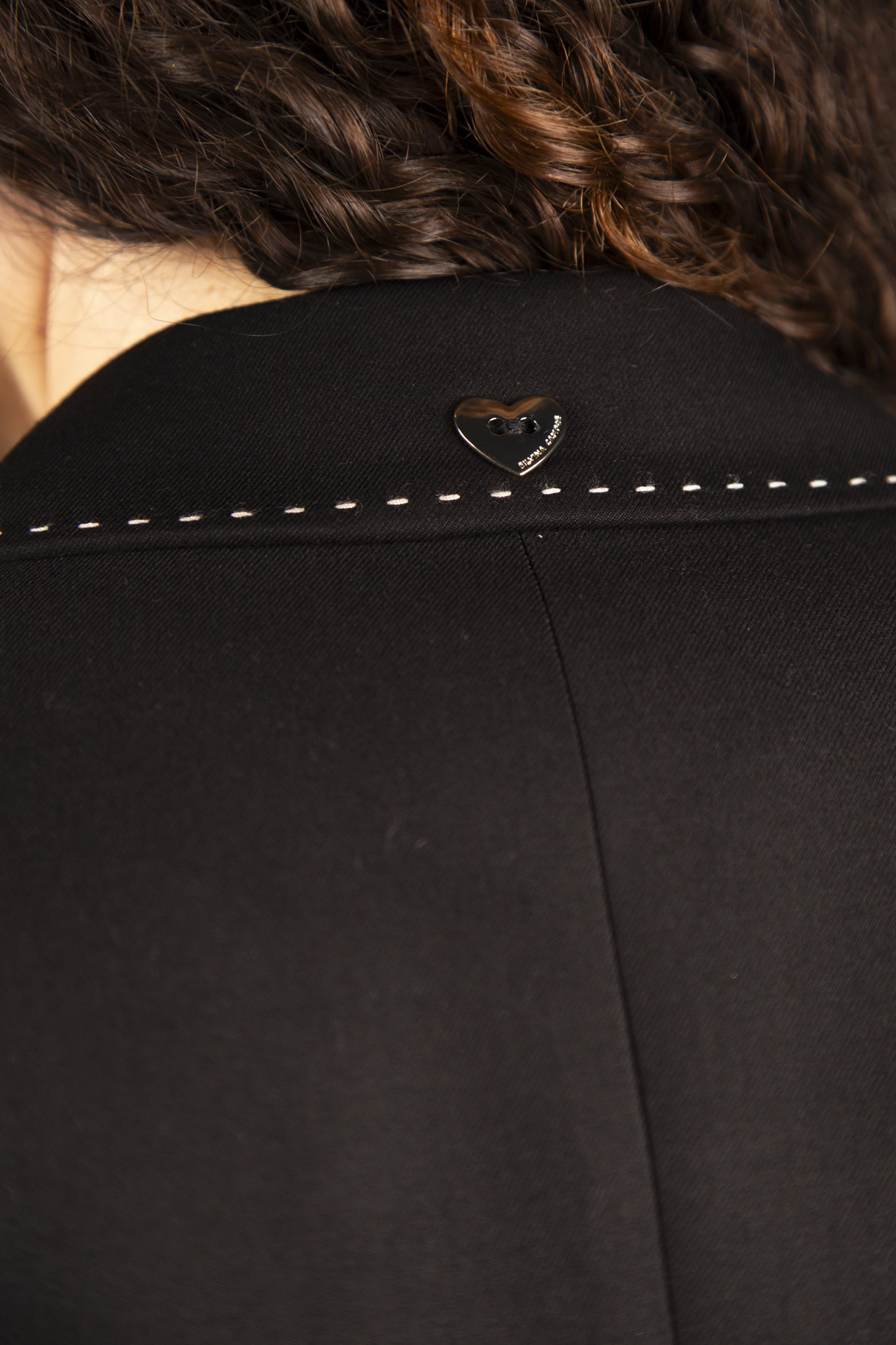 Contrasting topstitching detail blazer
