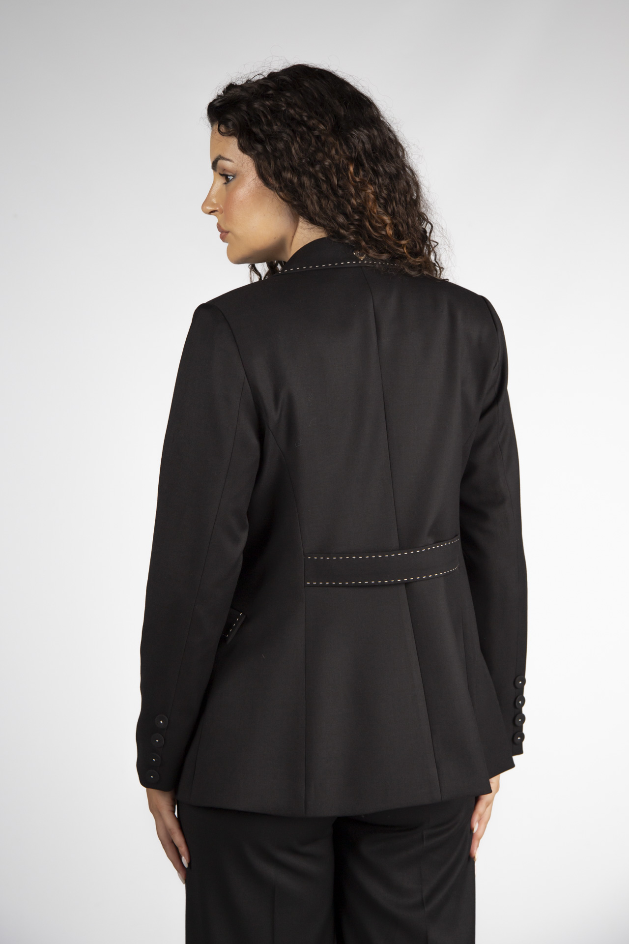 Contrasting topstitching detail blazer