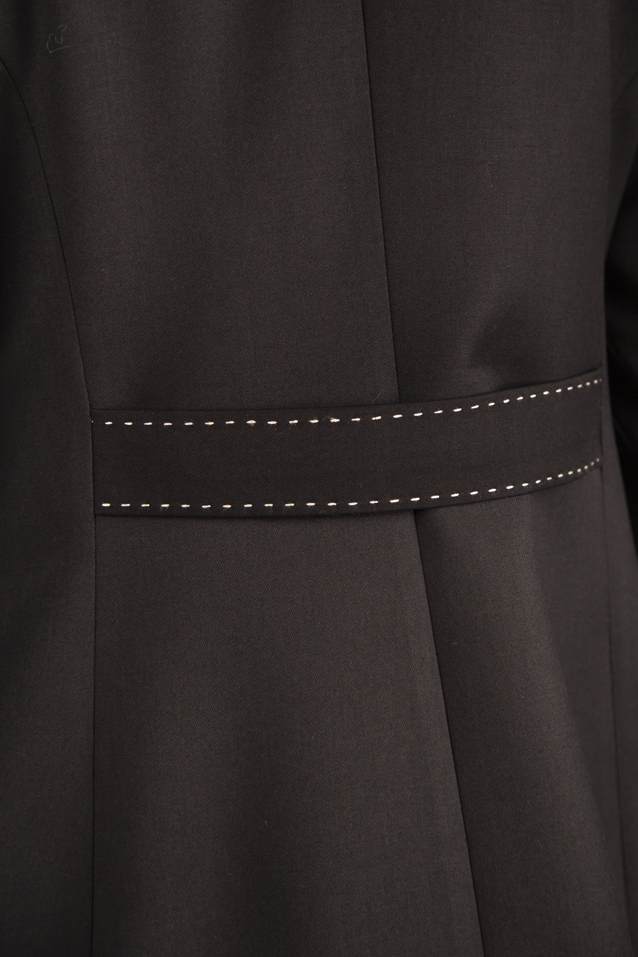 Contrasting topstitching detail blazer
