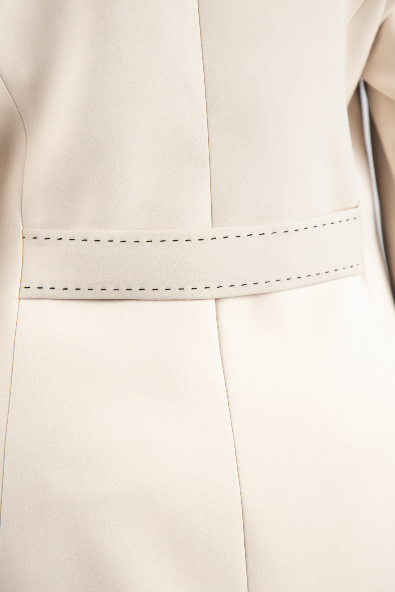 Contrasting topstitching detail blazer
