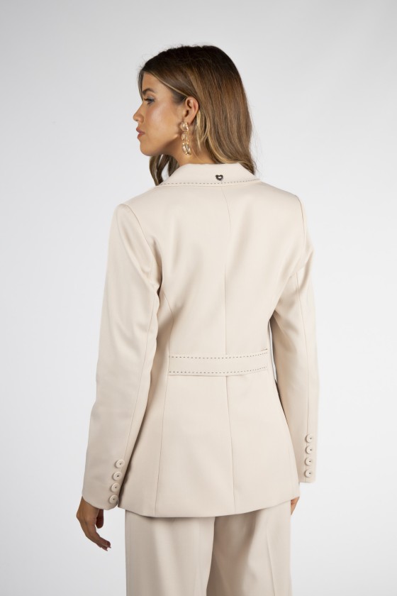 Chaqueta pespuntes en contraste