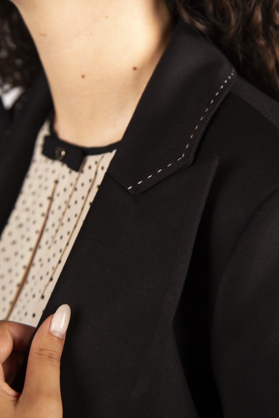 Chaqueta pespuntes en contraste