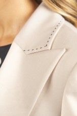 Contrasting topstitching detail blazer