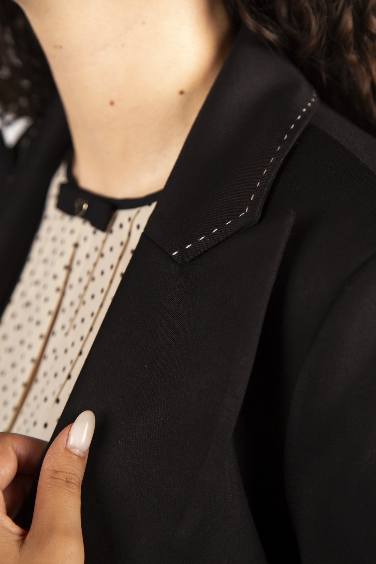Contrasting topstitching detail blazer